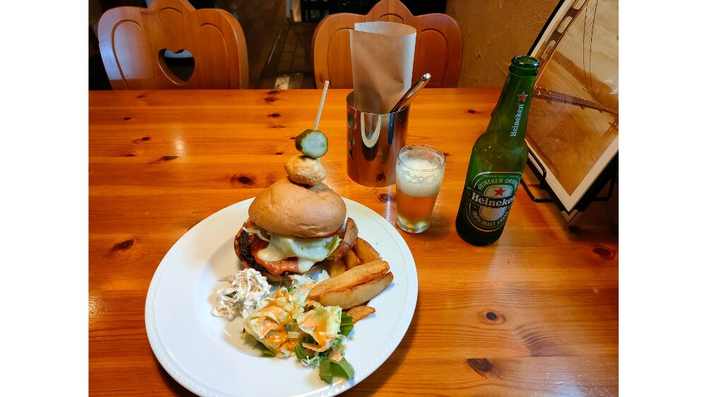 ハンバーガーとビール