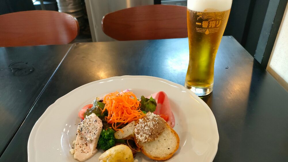 季節の前菜盛りと生ビール