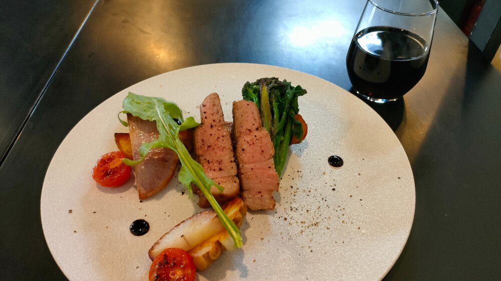 肉料理と赤ワイン