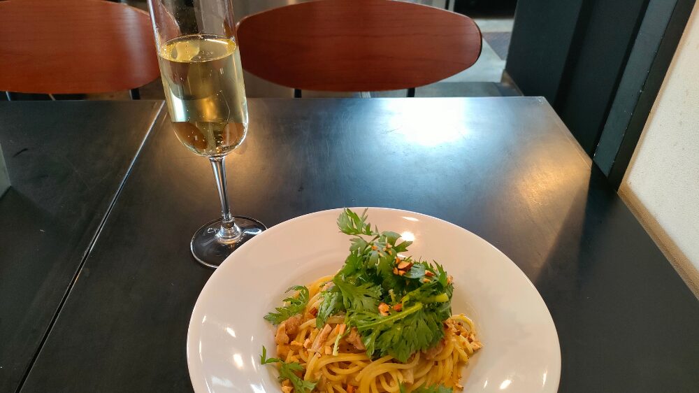 スパークリングワインとパスタ