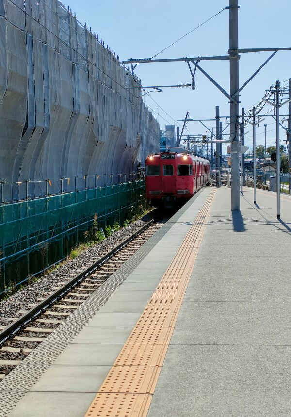 鉄道高架化現場の下を走る電車