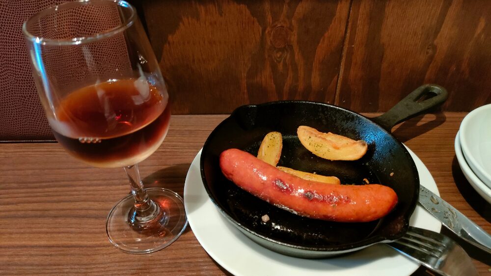日本酒の古酒とソーセージ