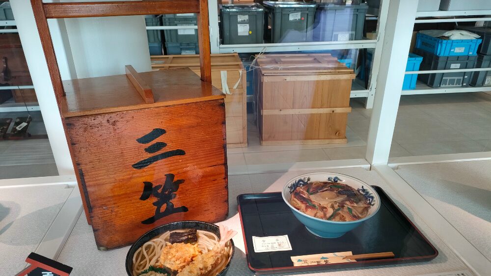 めん処三笠のおかもちと食品サンプル