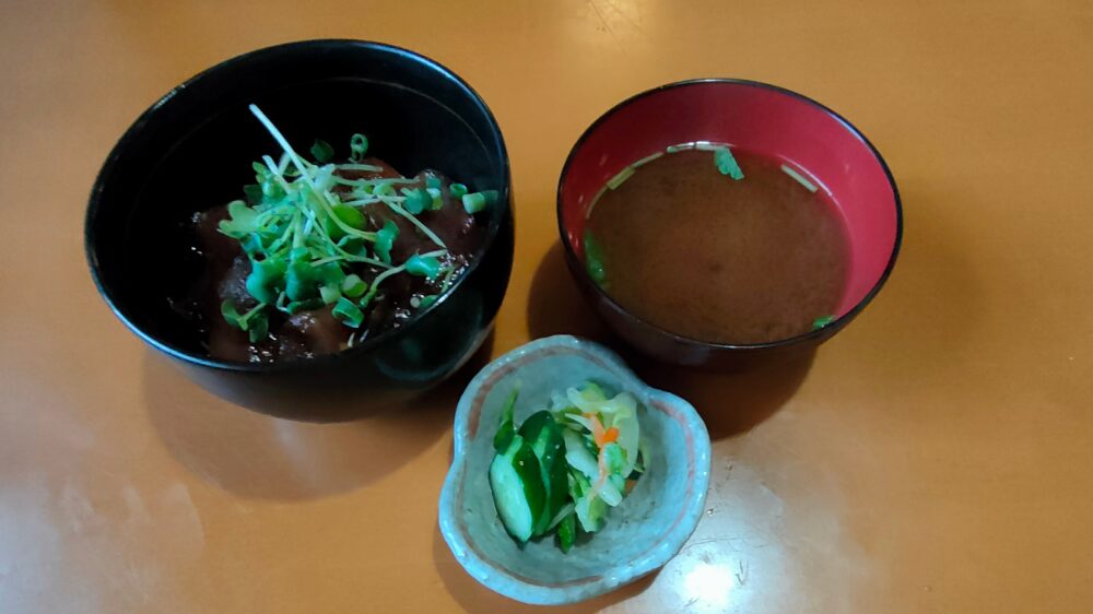 鉄火丼と赤だしと漬物