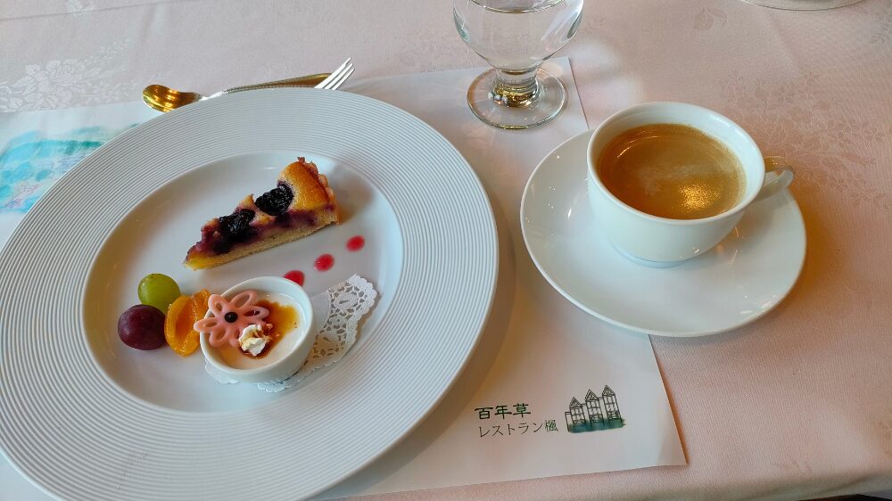 デザートとホットコーヒー