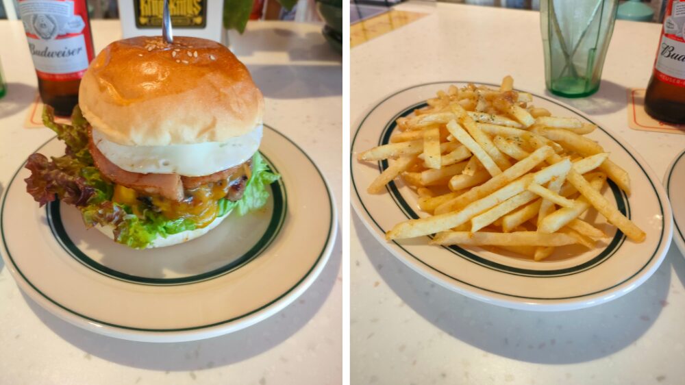 ベーコンチーズバーガーエッグトッピングとガーリックフライ