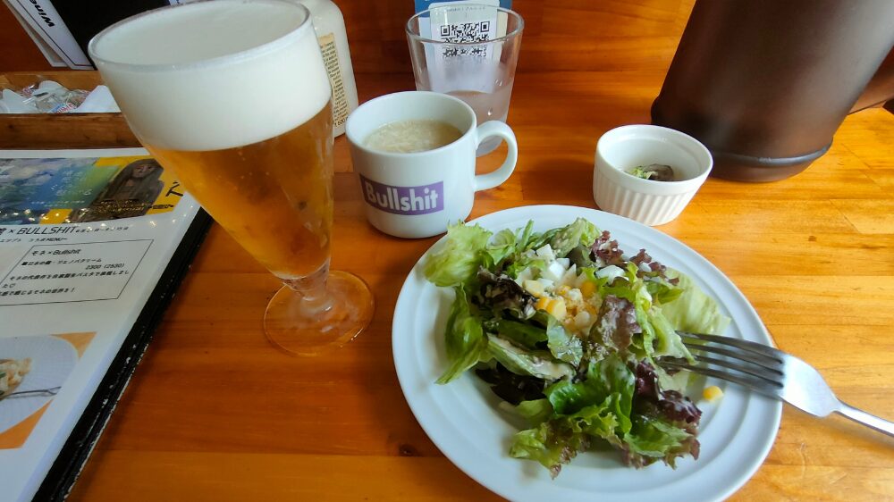 サラダ、前菜、スープとビール
