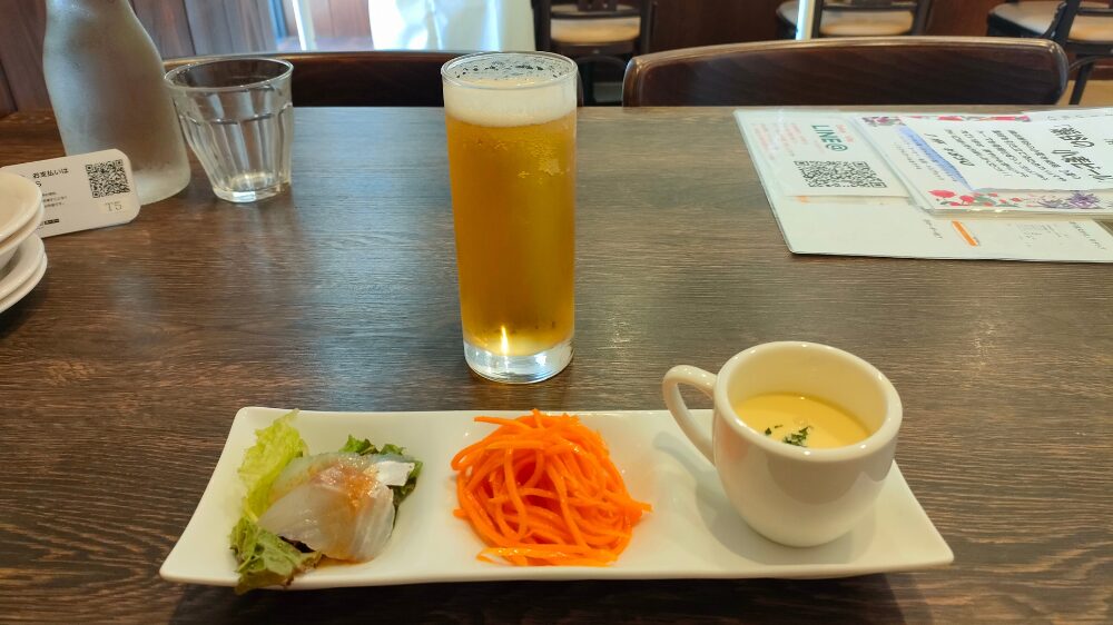 Dセットのビールと前菜3種盛り