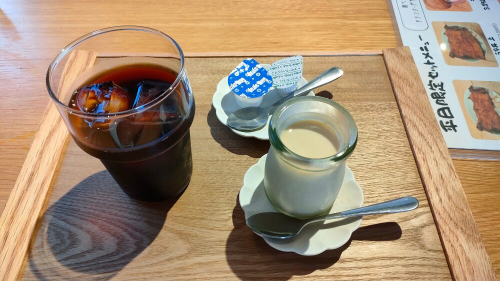 デザートの抹茶プリンとアイスコーヒー