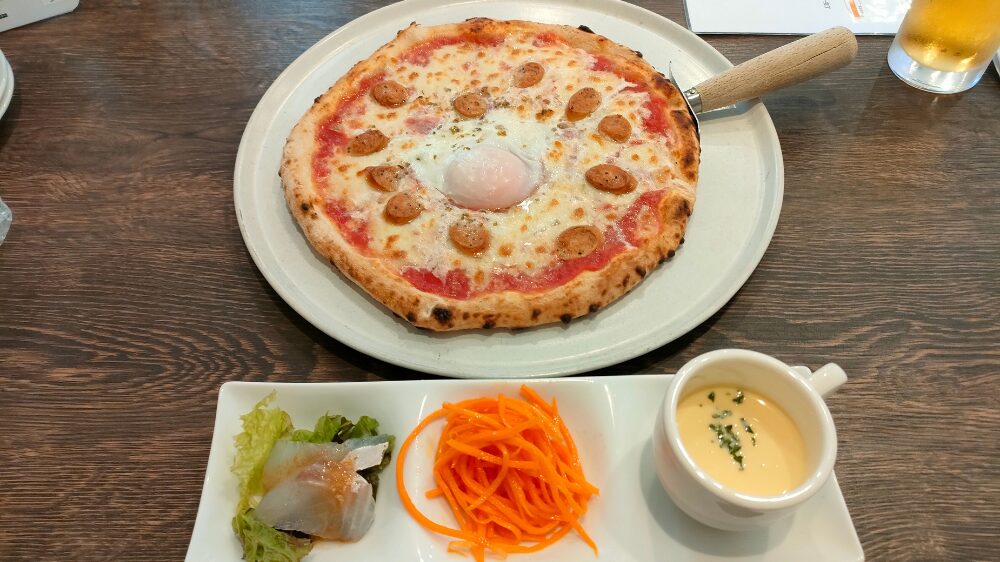 半熟卵とソーセージのピザと前菜