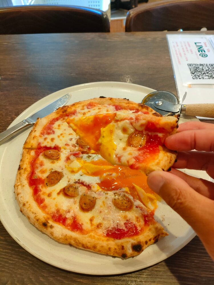 半熟卵とソーセージのピザ