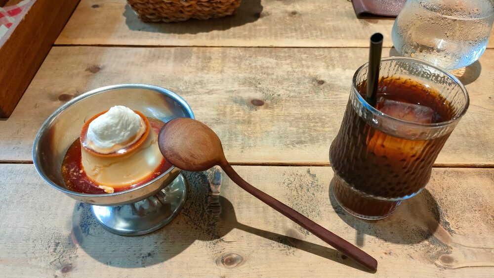 デザートのクレームキャラメルとアイスコーヒー