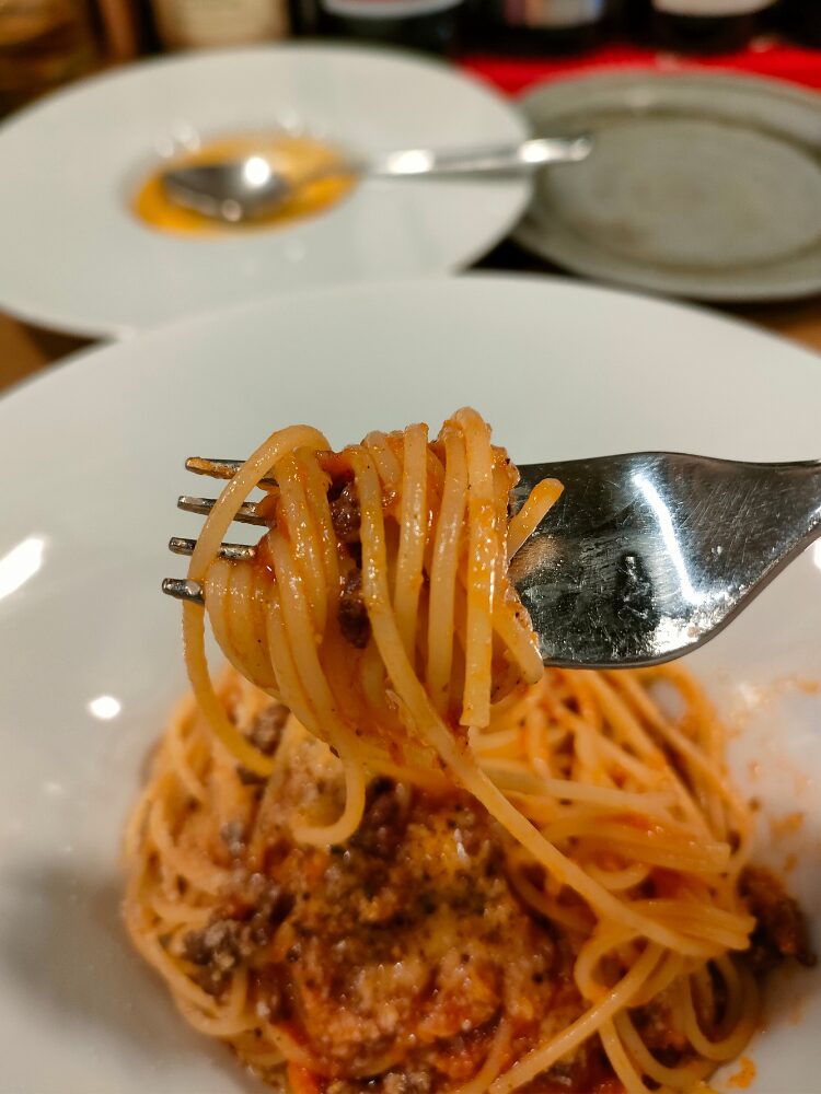 たっぷりの赤ワインで煮込んだスパゲッティ・ボロネーゼ