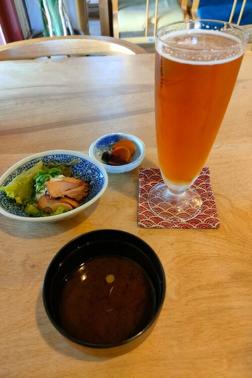 ビール、おつまみとおみそ汁