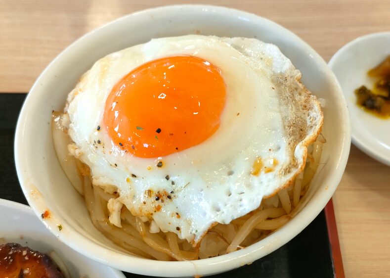 ご飯の上に野菜と目玉焼きを載せる