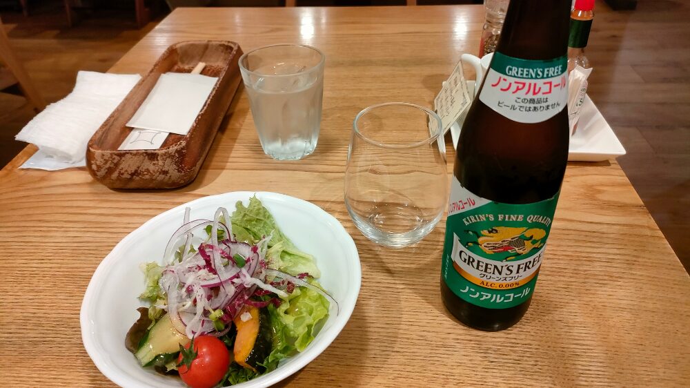 サラダとノンアルコールビール