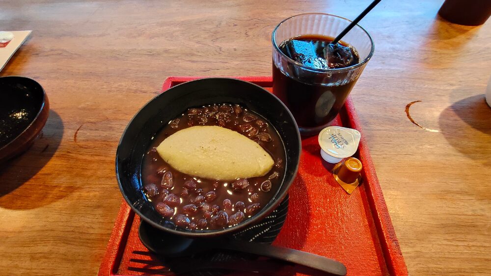 デザートセットのそばがきぜんざいとアイスコーヒー