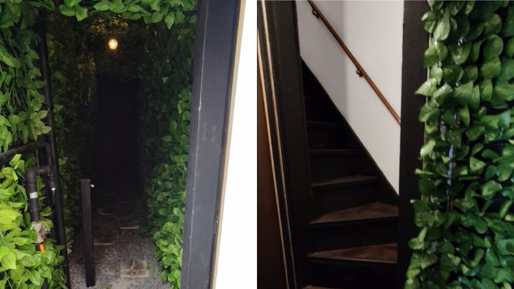 入口から続く通路とお店に上がる階段