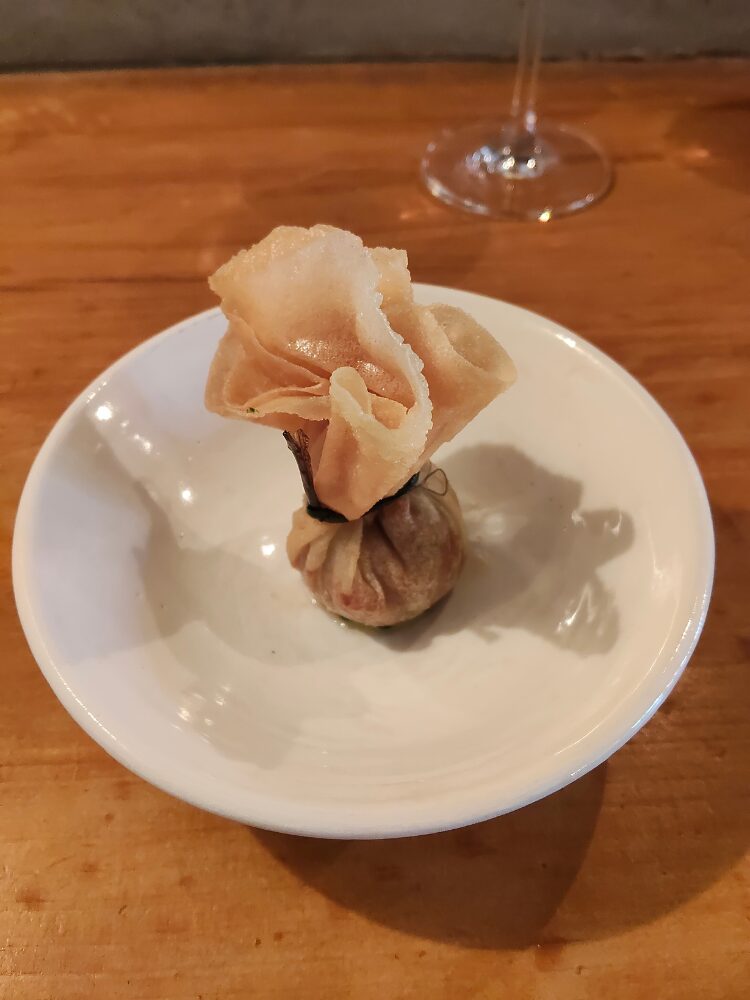 トゥントーン（巾着型揚げ春巻き）