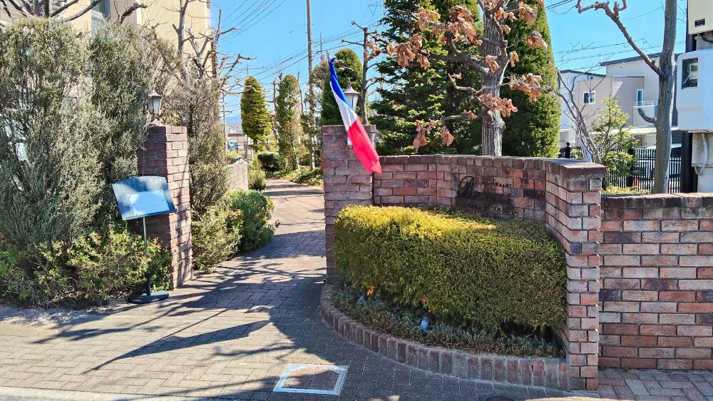 レストランブルージュの玄関へと続くアプローチ