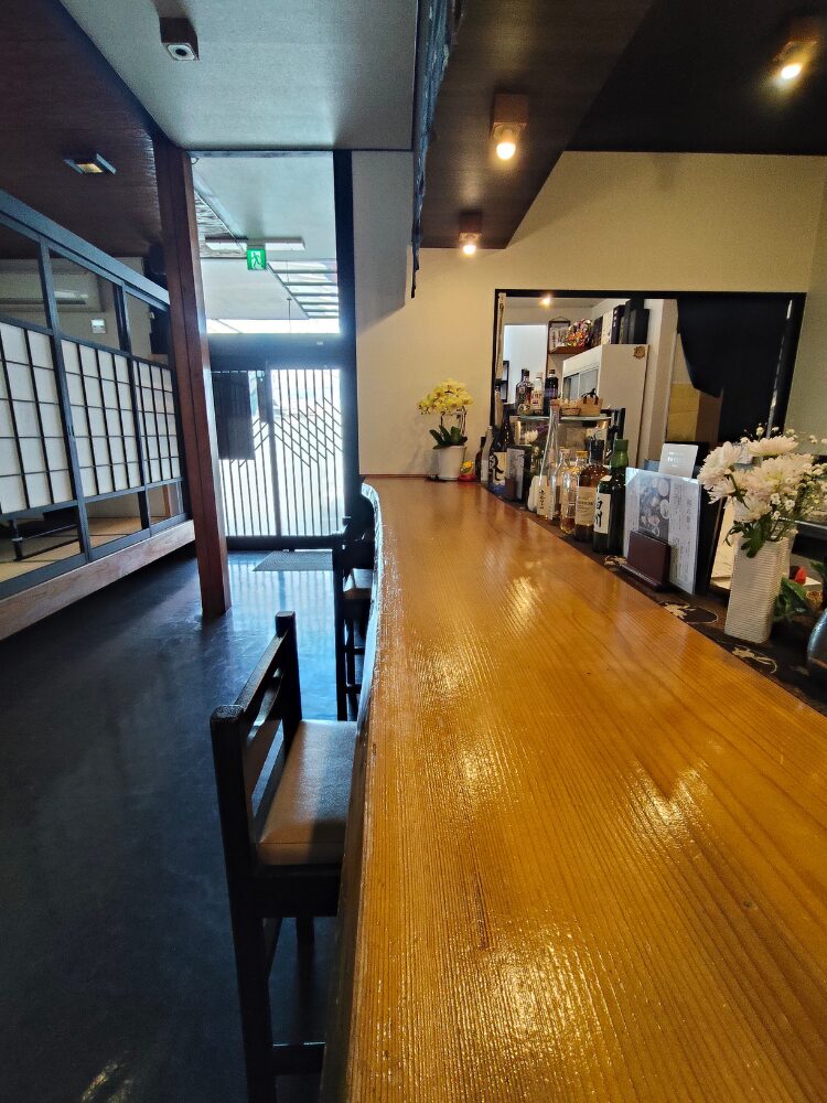 酒縁青月の店内