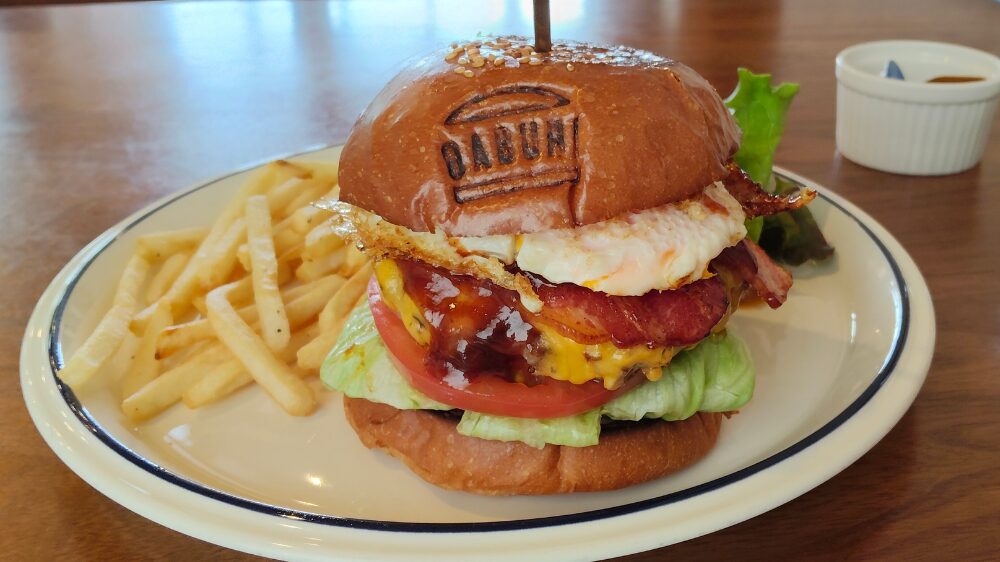 ベーコンチーズバーガーにエッグ、チーズトッピング