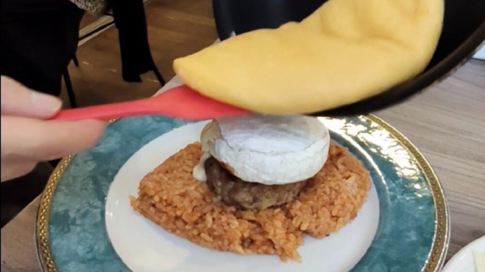 ビーフバーグ&カマンベールチーズWぱっかーんオムライス