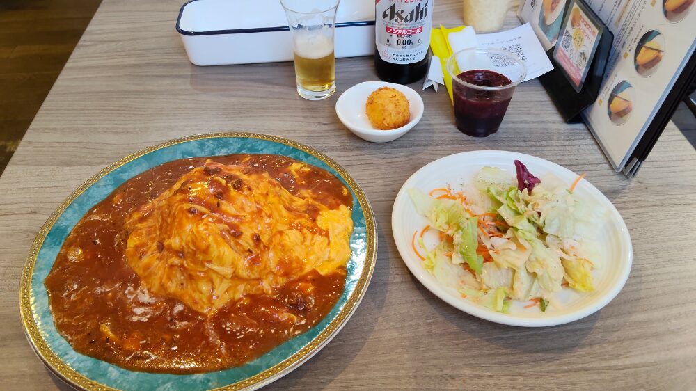 ぱっかーんオムライスに付いている、サラダ、さつコロ、飲み放題のスムージー