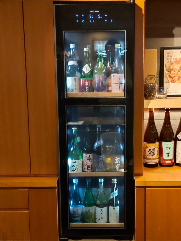 なぎさ寿司の日本酒セラー
