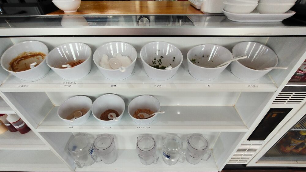 桜屋麻辣湯のレジカウンター下にある薬味