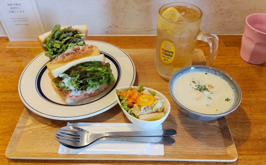THE SANDWICH BELLのサンドイッチAセットとハイボール