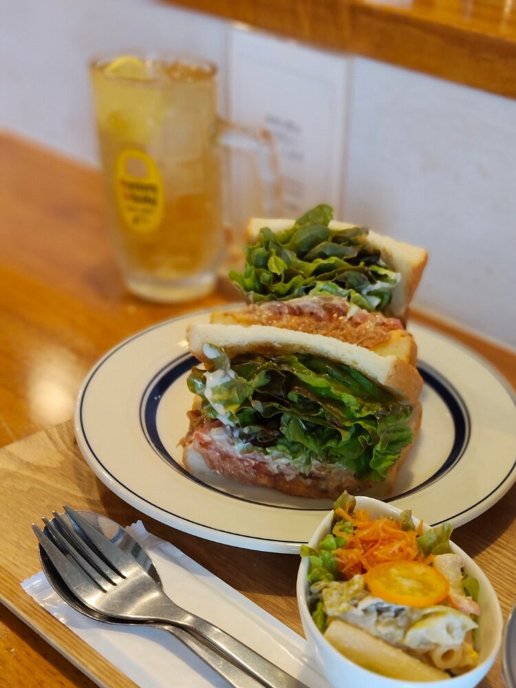 THE SANDWICH BELLのサンドイッチと角ハイボール