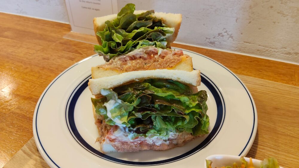 THE SANDWICH BELLのオリジナルポークサンドにチェダーチーズトッピング