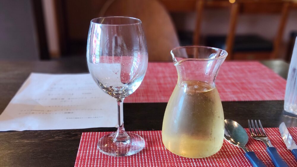 とらっとりあCoのランチコースに付いている白ワイン