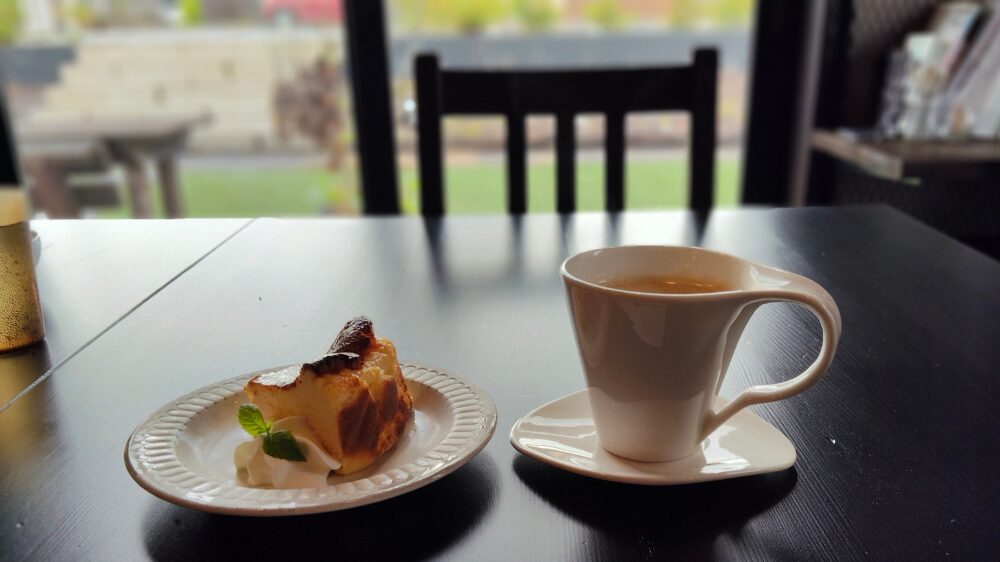 カフェバーブーンのバスクチーズケーキとコーヒー