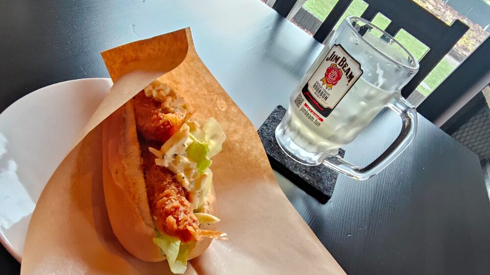 カフェバーブーンのエビフライドッグとハイボール