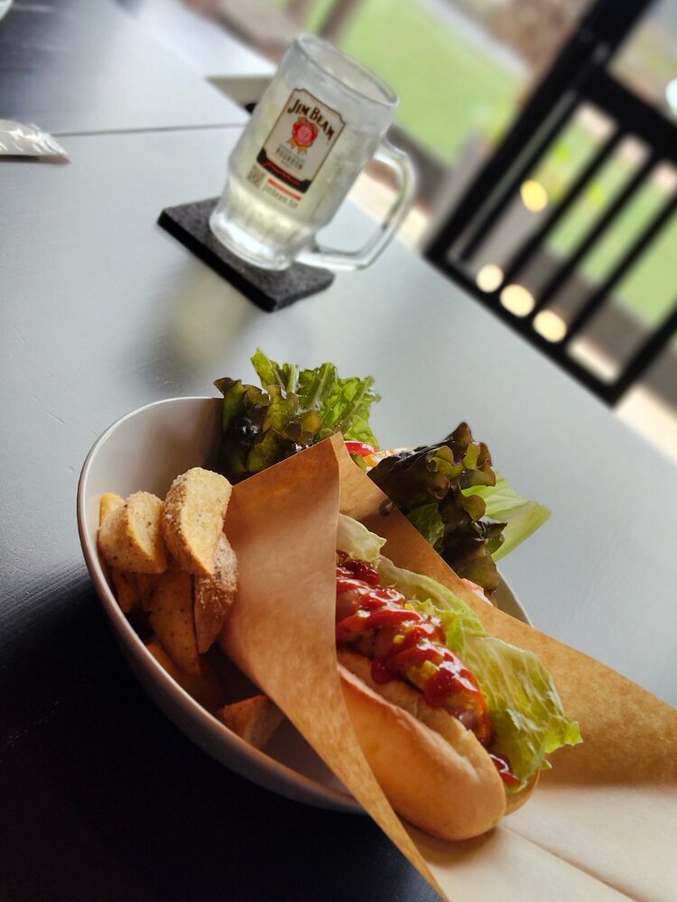 カフェバーブーンのホットドッグとハイボール