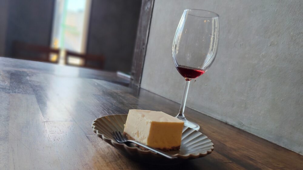 みーとまん153のランチセットの赤ワインとチーズケーキ