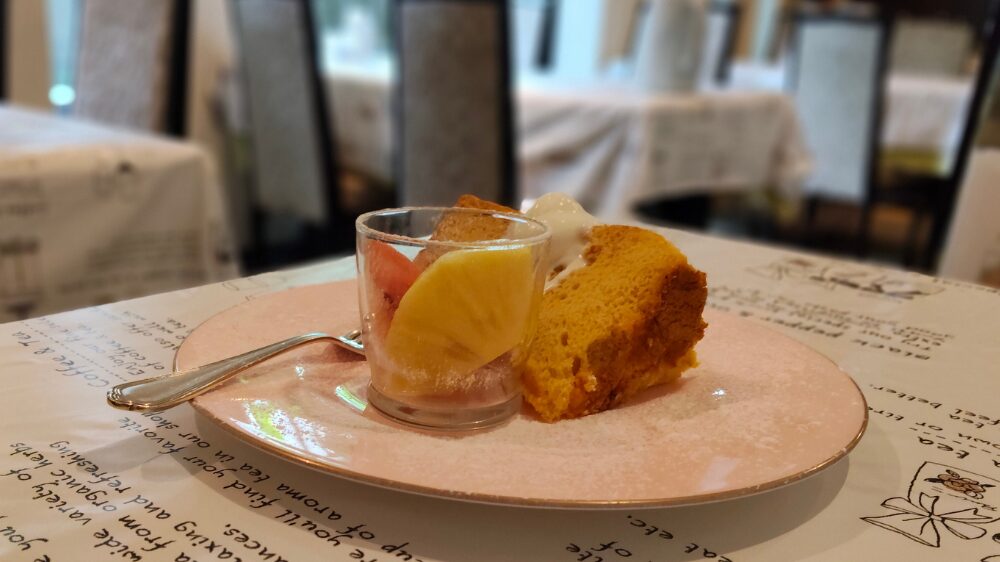 貴風のデザートのシフォンケーキと果物