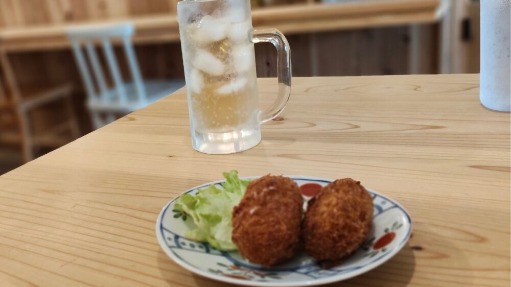 カニクリームコロッケとハイボール