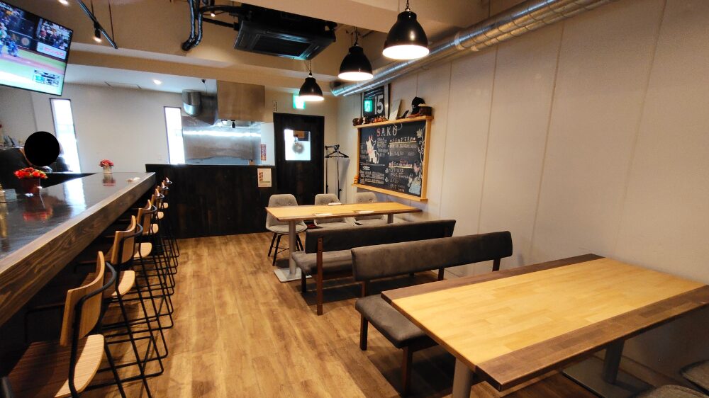鉄板diningSAKUの店内