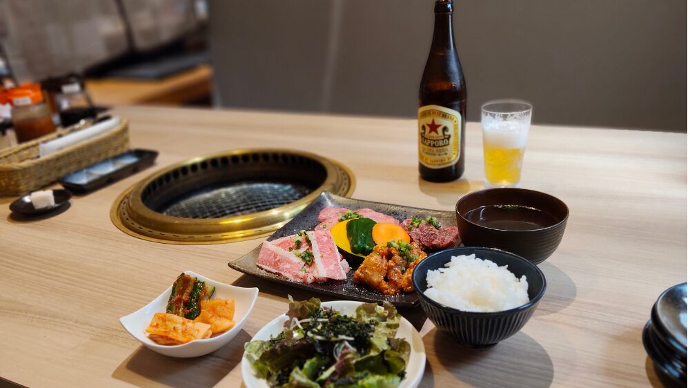 Aランチの4種の焼肉とサッポロラガービール（赤星）