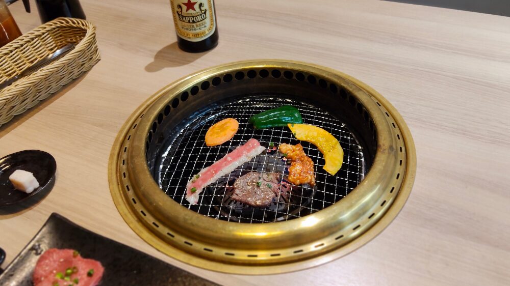 無煙ロースターで焼く焼肉と野菜