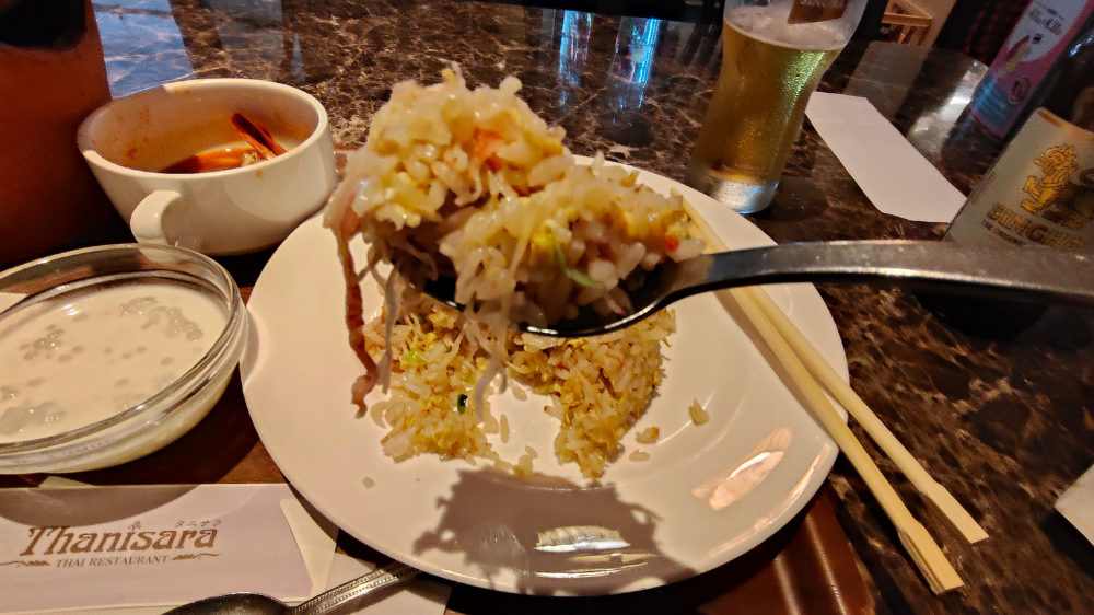 蟹のほぐし身がたっぷり入ったカニチャーハン