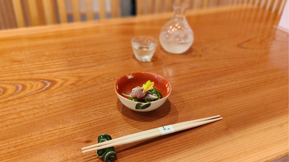 先付のヤイトカツオのたたきと日本酒