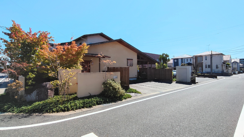 静かな住宅街に佇む水嶋の外観