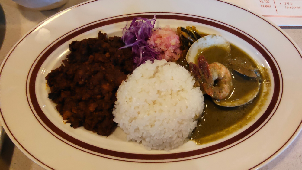 焦がしキーマカレーと海老とハマグリのグリーンカレーの2種盛り
