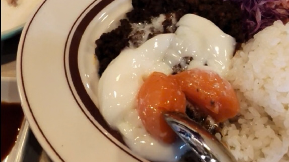 キーマカレーによく合うトッピングの温泉卵